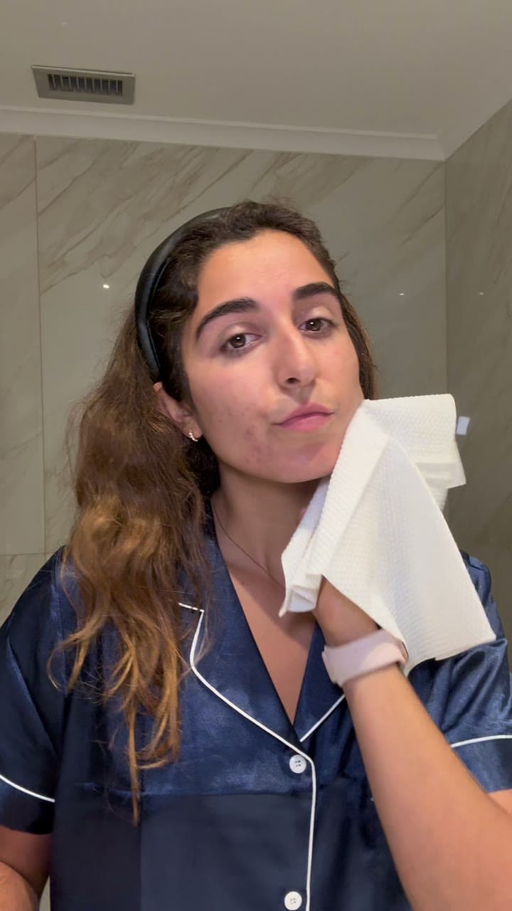 Makenna in Italy, product content for Aulavie face wipes